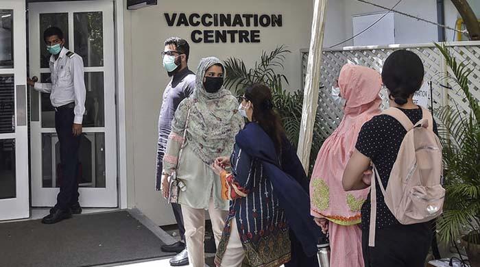 کراچی: ایکسپو سینٹر میں کورونا کی چینی ویکسین کی قلت پیدا ہوگئی