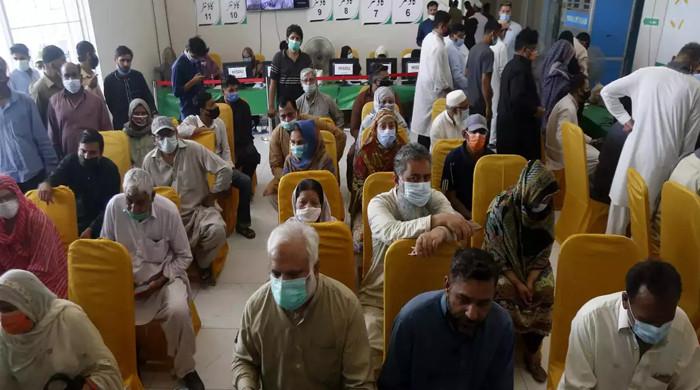 لاہور: یومیہ 60 ہزار تک لگنے والی کورونا ویکسین کی تعداد 35 ہزار پر آ گئی