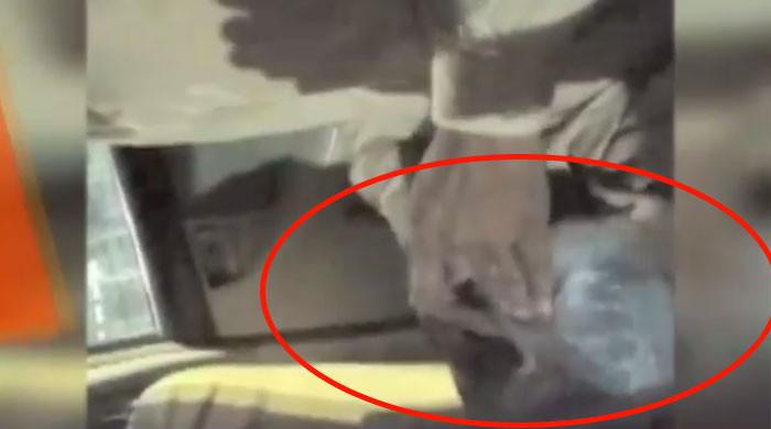 کراچی میں پولیس اہلکار کی منشیات فروش کے اہلخانہ سے رشوت لینے کی ویڈیو سامنے آگئی