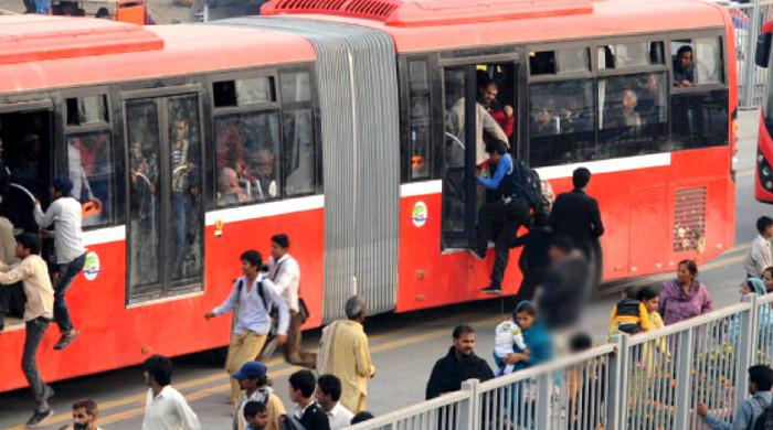 لاہور میٹرو بسوں کے اے سی خراب، شہری شدید گرمی اورگھٹن میں سفرکرنے پر مجبور