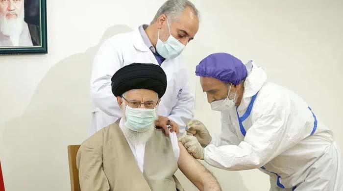 ایرانی سپریم لیڈر نے ملک میں تیار کردہ کورونا ویکسین لگوالی