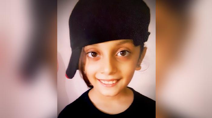 یہ کس مقبول پاکستانی اداکارہ کا بچپن ہے؟