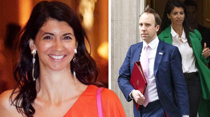 برطانوی وزیر صحت کی اپنی معاون کو بوسہ لینے کی ویڈیو وائرل، استعفے کا مطالبہ