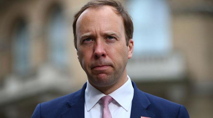 خاتون معاون سے بوسہ لینے کی ویڈیوز کا معاملہ، برطانوی وزیر صحت مستعفی