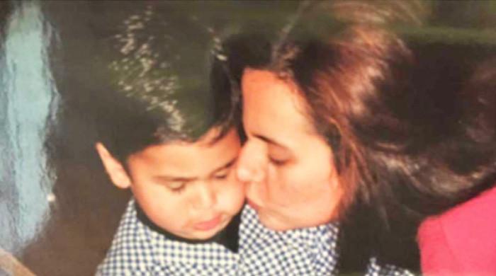 یہ تصویر پاکستان کے کِس معروف اداکار کے بچپن کی ہے؟