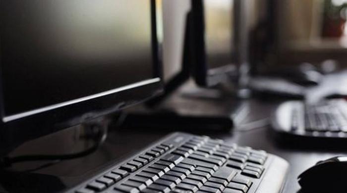 لاہور،کورونا ویکسینیشن سینٹرزکےکمپیوٹر آپریٹرز کا تنخواہوں میں کٹوتی کیخلاف احتجاج