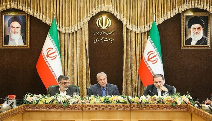 ایرانی حکام تہران میں پریس کانفرنس کر رہے ہیں۔ —فوٹو: رائٹرز
