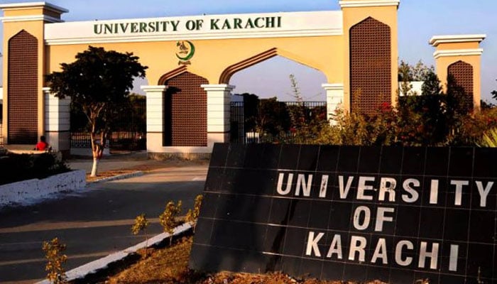 2 سالہ گریجویشن اور ماسٹرز ڈگری پروگرام میں داخلوں کا آغاز رواں سال سے کیا جا ئے گا —فوٹو:فائل