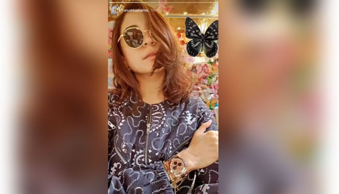 کیا آپ اس گھڑی کی قیمت جانتے ہیں؟ —فوٹو:انوشکا انسٹاگرام