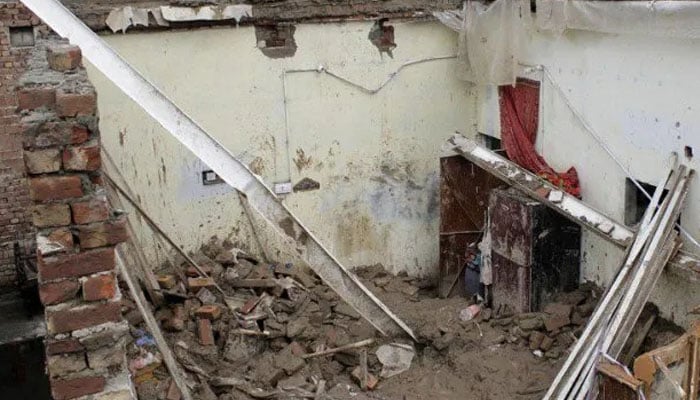 مرنے والوں نے طوفانی بارش سے بچنے کے لیے کچی دیوار کے پیچھے پناہ لی ہوئی تھی —فوٹو:فائل