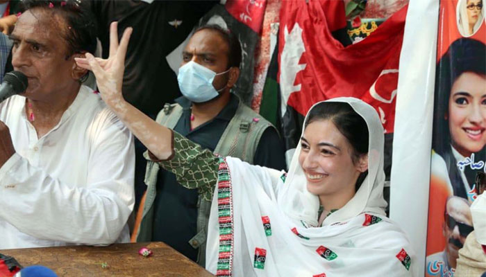 آزاد کشمیر میں انتخابی ریلی سے خطاب میں آصفہ بھٹو جوشیلے انداز میں نظر آئیں اور کارکانوں سے نعرے بھی لگوائے —فوٹو: آن لائن