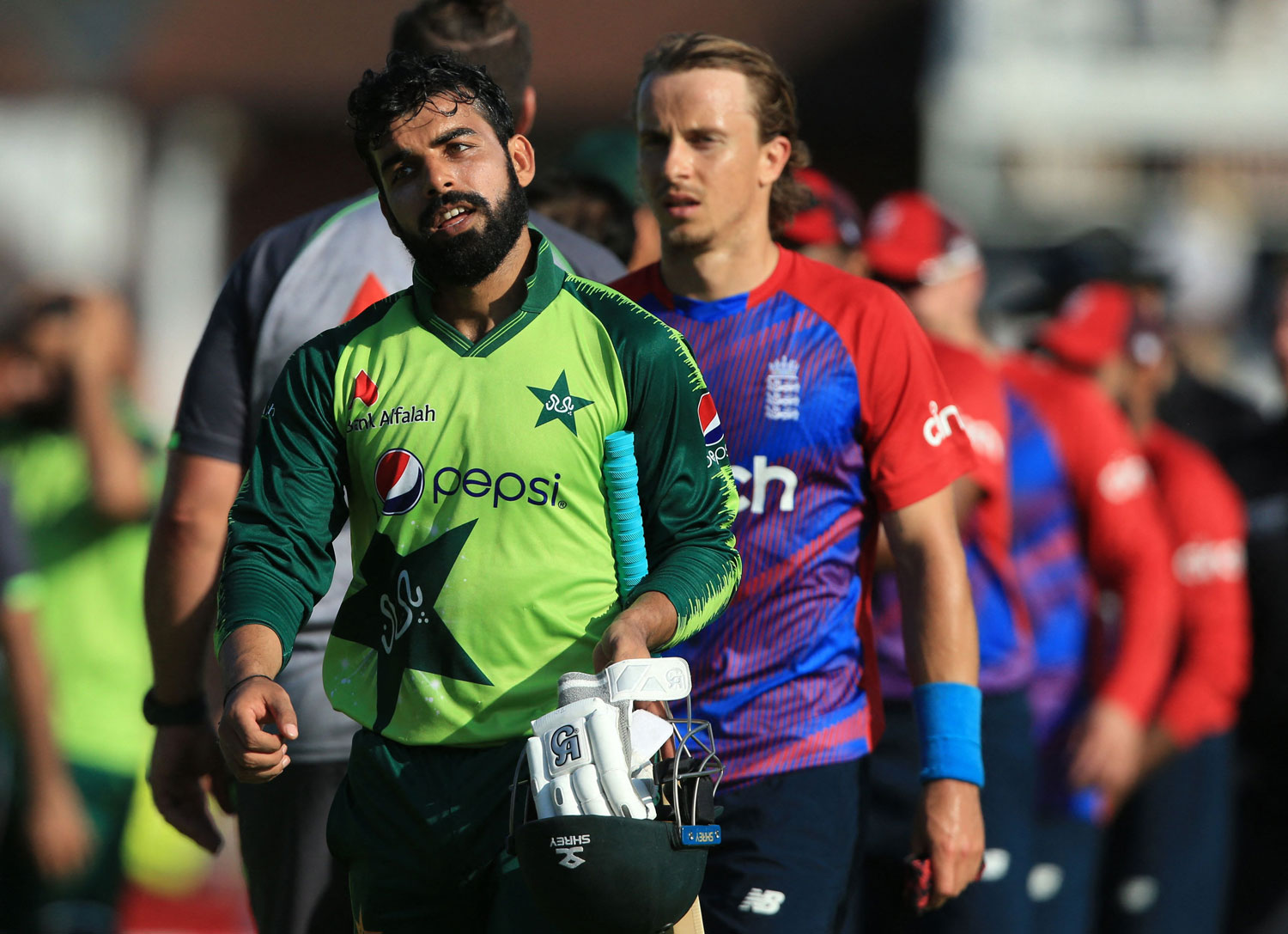 شاداب خان 36 رنز بناسکے— فوٹو: اے ایف پی
