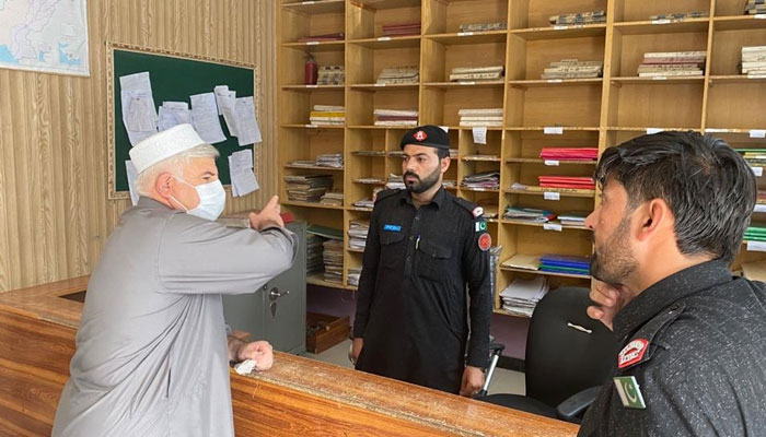 ڈیوٹی میں غفلت کرنے والا سرکاری اہلکار سیدھا گھرجائے گا، محمود خان نے خبردار کردیا— فوٹو: محمود خان