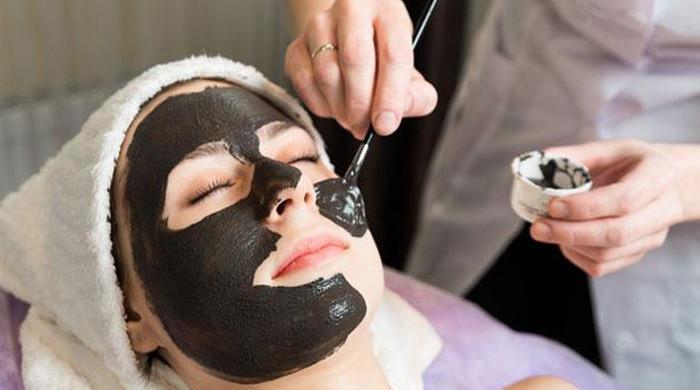 چہرے کیلئے کرشماتی فوائد والا چارکول ماسک گھر پر بنائیں