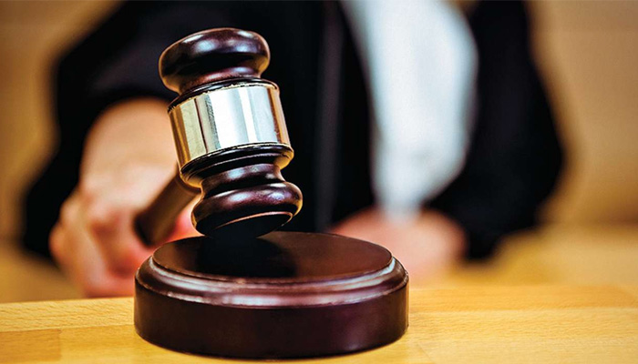 بھارت کے شہر کیتھل کے سرکاری اسکول میں 12ویں جماعت کی طالبہ کی کاپی پر نازیبا ریمارکس دینے پر استاد کو 25 ہزار روپے جرمانے کے ساتھ 5 سال قید کی سزا سنادی گئی۔ فوٹو: فائل