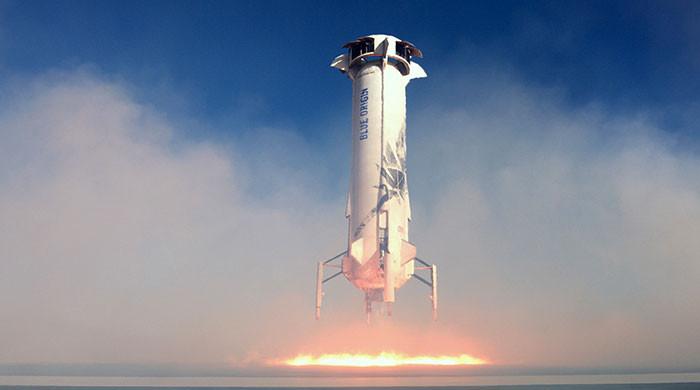 دنیا کے امیر ترین شخص صرف 10 منٹ 10 سیکنڈز میں خلا کا چکر لگاکر  آگئے