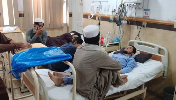خیبر ٹیچنگ اسپتال میں پیٹ درد شکایت پر 4500 مریض لائے گئے جن میں سے 331 مریضوں کو داخل بھی کیا گیا— فوٹو:فائل