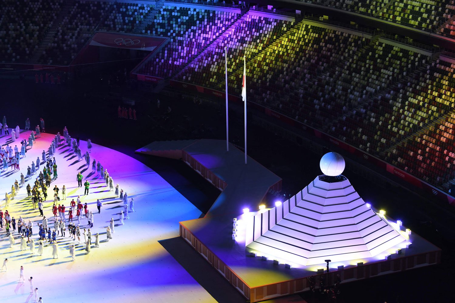 ٹوکیو اولمپکس کا کاؤنٹ ڈاؤن ختم ہوتے ہی اسٹیڈیم رنگ و نور میں ڈوب گیا— فوٹو:اے ایف پی