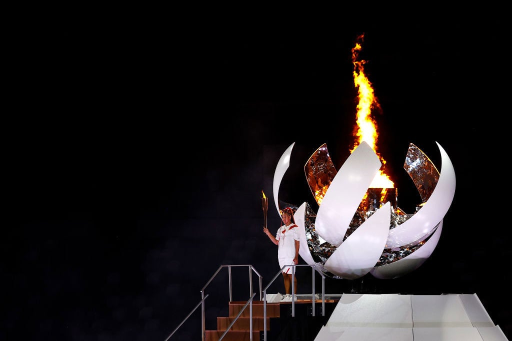 ناؤمی اوساکا نے ٹوکیو اولمپکس کی مشعل کو روشن کیا— فوٹو: اولمپکس آفیشل