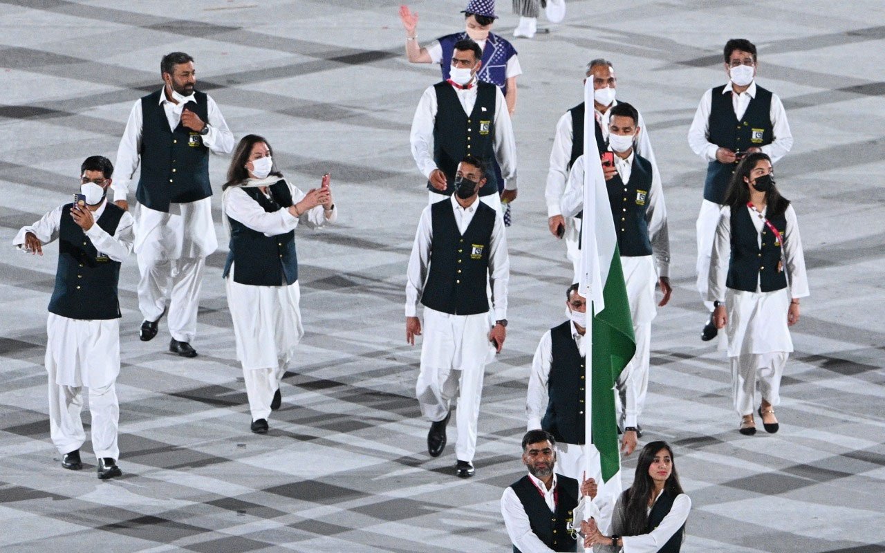 خلیل اختر اور بیڈمنٹن کھلاڑی ماحور شہزاد نے پاکستانی پرچم تھاما— فوٹو: اے ایف پی