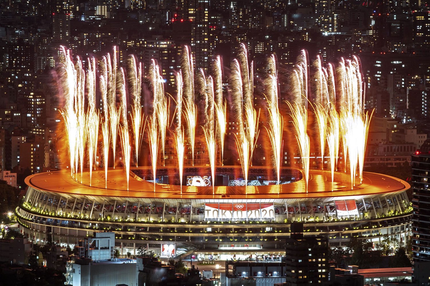 ٹوکیو اولمپکس میں شاندار آتشبازی— فوٹو: اے ایف پی