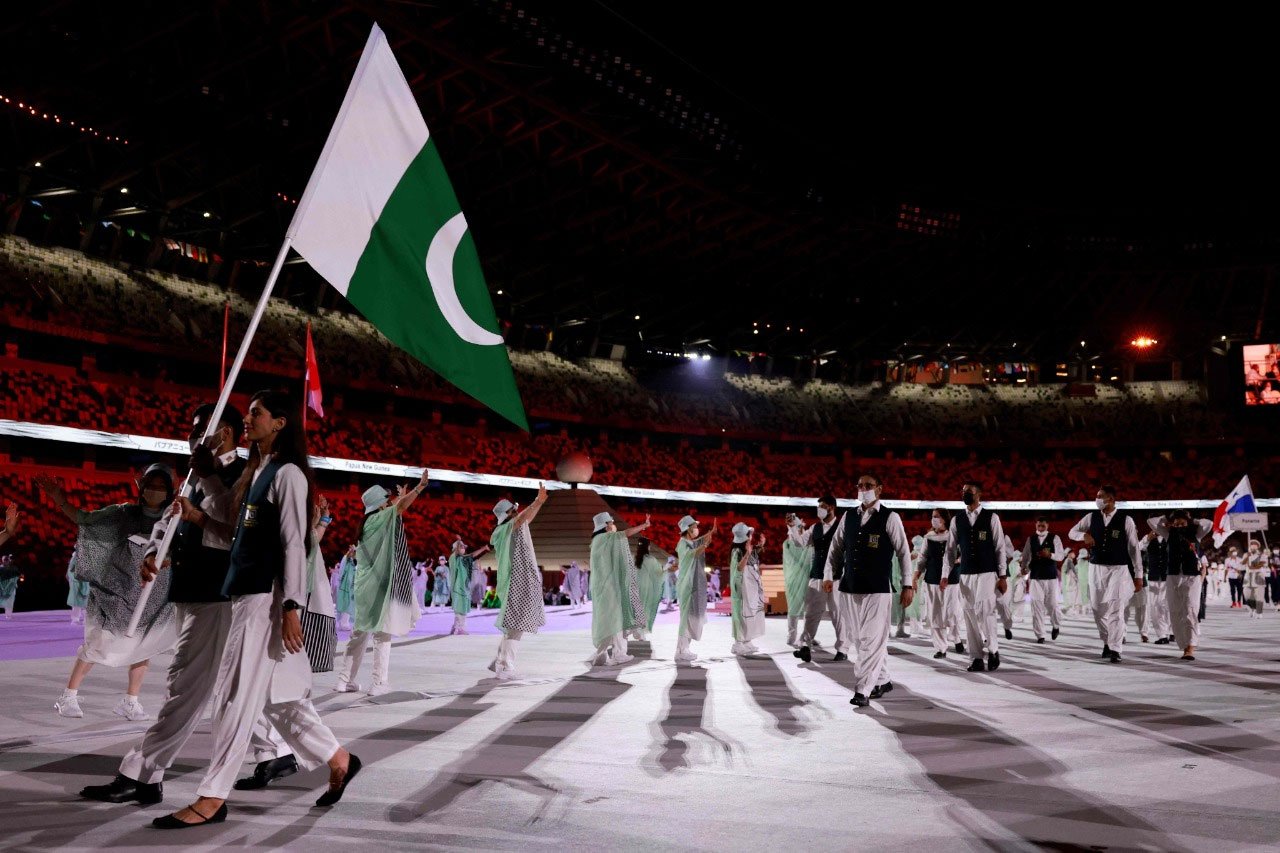 پاکستانی کھلاڑیوں نے سفید قمیض شلوار اور گرین واسکٹ زیب تن کی ہوئی تھی— فوٹو: اے ایف پی
