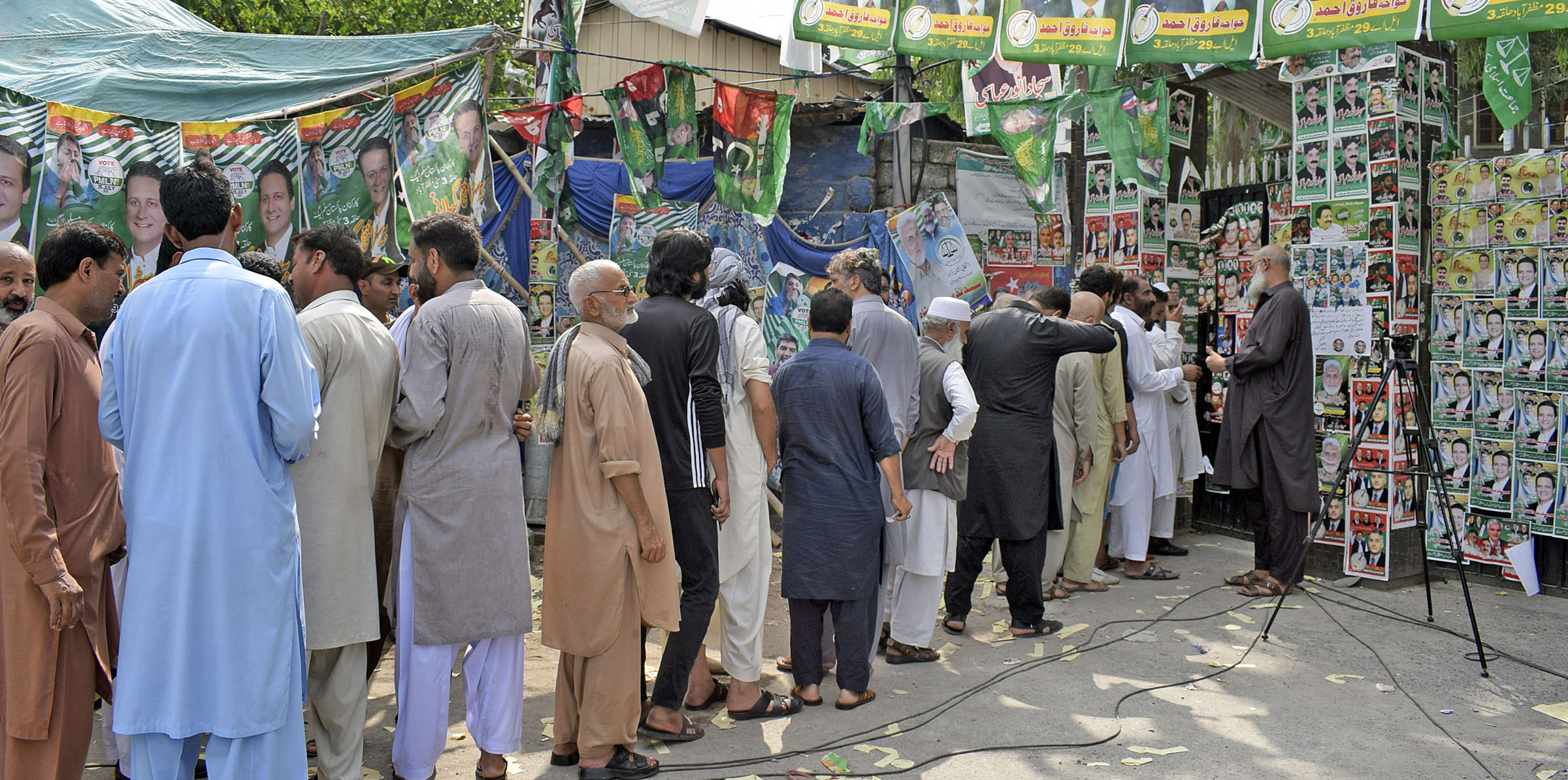 آزاد جموں و کشمیر قانون ساز اسمبلی کے انتخابات میں عوام نے بھرپور حصہ لیا— فوٹو: آن لائن