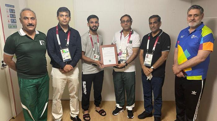 اولمپکس میں شاندار کارکردگی، طلحہ کو ٹوکیو میں پاکستانی سفیر نے تعریفی سند دی