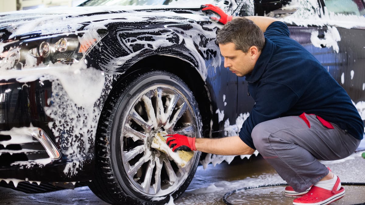 آپ اپنی گاڑی اپنے گھر کے سامنے بھی نہیں دھو سکتے —فوٹو:فائل