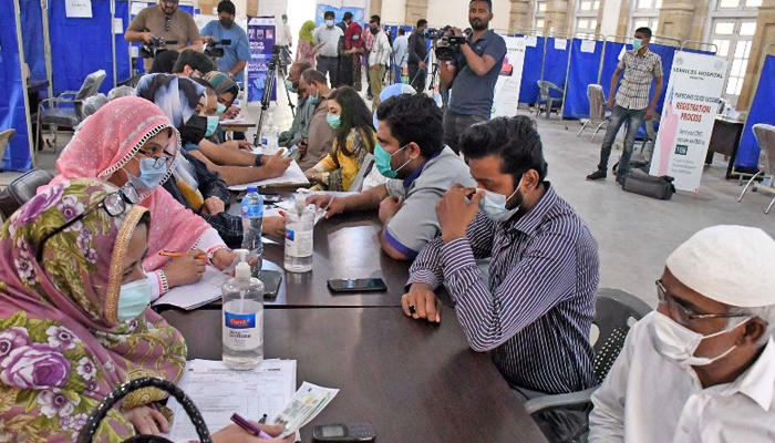 شہریوں کی بڑی تعداد ویکسین لگوانے صبح سویرے ہی ایکسپو سینٹر پہنچ گئی۔ —فوٹو:فائل