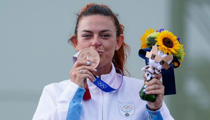 سان مارینو کی خاتون کھلاڑی ایلسنڈرا پیرلی نے شوٹنگ کے مقابلوں میں کانسی کا تمغہ حاصل کیا اور اپنے ملک کو یہ اعزاز دلوایا— فوٹو/ اے پی