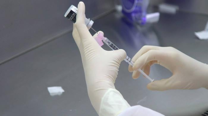 کورونا ویکسین لگوائیں 100 ڈالر پائیں