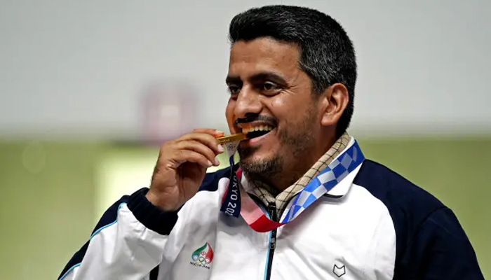 جواد فروغی نے کچھ روز قبل ہی ٹوکیو اولمپکس میں شوٹنگ کے مقابلوں میں ایران کیلئے طلائی تمغہ اپنے نام کیا تھا— فوٹو:فائل