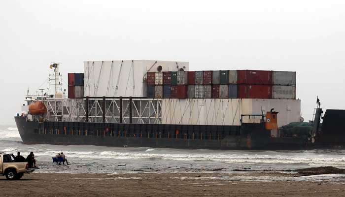 بحری جہاز ہینگ ٹونگ 21 جولائی کو سی ویو کے ساحل پر پھنس گیا تھا۔ فوٹو: فائل
