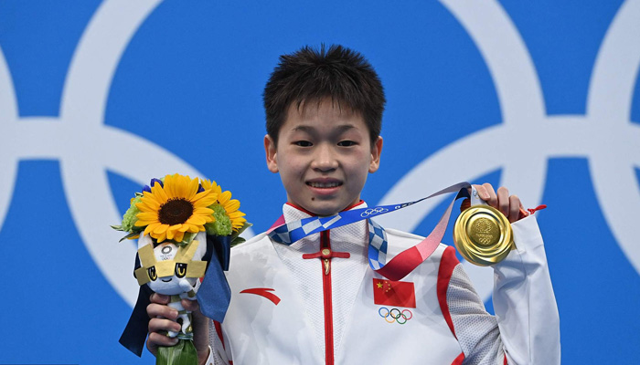 چوان ھوانگ چان نے گذشتہ جمعرات کو ٹوکیو اولمپکس میں 10 میٹر ڈائیونگ کے مقابلے میں گولڈ میڈل جیتنے کے بعد چین کی کم عمر ترین گولڈ میڈلسٹ بننے کا اعزاز حاصل کیا تھا — فوٹو: اے ایف پی