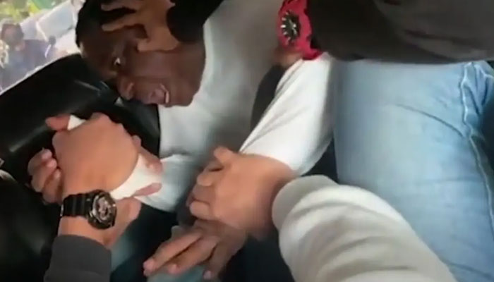 انڈونیشیا کے دارالحکومت جکارتہ میں نائیجیرین سفارت کار عبدالرحمن ابراہیم پر مبینہ طور پر 3 لوگوں نے حملہ کیا — فوٹو : اسکرین گریب