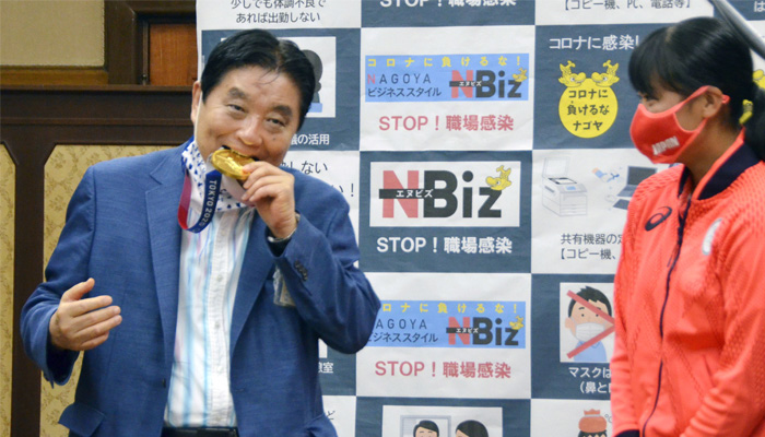 سوشل میڈیا صارفین کی جانب سے میئر تاکاشی کے اس عمل کو کورونا ایس او پیز کی خلاف ورزی کرنے اور ایتھلیٹ کا احترام نہ کرنے پر غیر مہذب قرار دیا جارہا ہے— فوٹو: رائٹرز