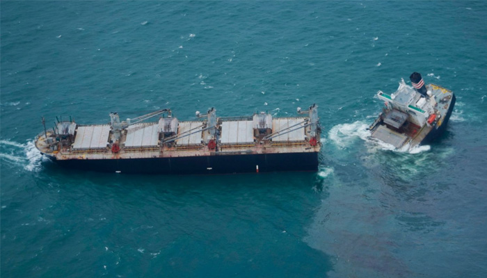 جاپانی کوسٹ گارڈز کے مطابق تیل کے اخراج پر قابو پانے کی کوشش کی جارہی ہے، 21 افراد پر مشتمل جہاز کے عملے کو بغیر کسی نقصان کے ریسکیو کرلیا گیا ہے — اے پی