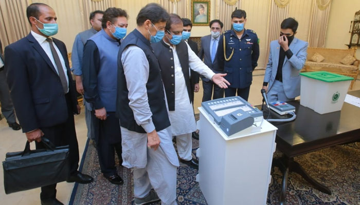 چیف الیکشن کمشنر 17 اگست صبح 11 بجے ای وی ایم کا ڈیمو لیں گے، الیکشن کمیشن کا خط— فوٹو:فائل