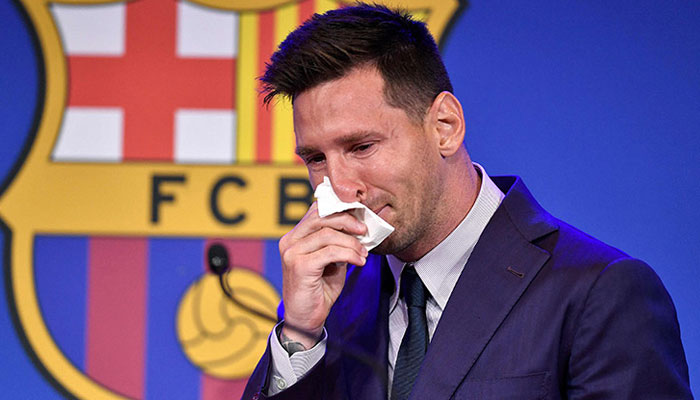 ارجنٹائن کے اسٹار فٹبالر لیونل میسی نے کچھ روز قبل ایک کانفرنس میں اپنے مشہور ہسپانوی فٹبال کلب بارسلونا کو الوداع کہنے کا اعلان کیا تھا۔—فوٹو: اے پی