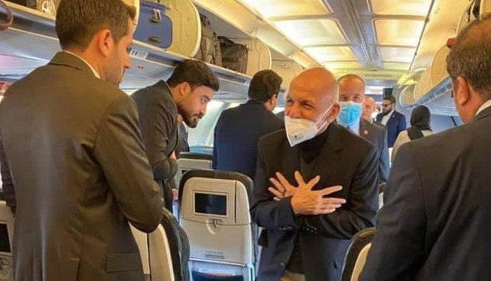 تاجکستان نے افغان صدر اشرف غنی کے طیارے کے ملکی فضائی حدود میں آنے اور اترنے کی تردید کردی— فوٹو:فائل
