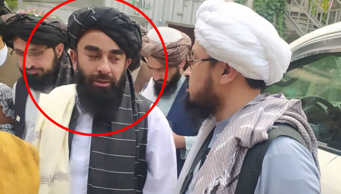 زبیح اللہ مجاہد طالبان کی عسکری کارروائیوں کی تفصیلات مختلف زبانوں میں ٹوئٹر پر جاری کرتے رہے— فوٹو:سوشل میڈیا