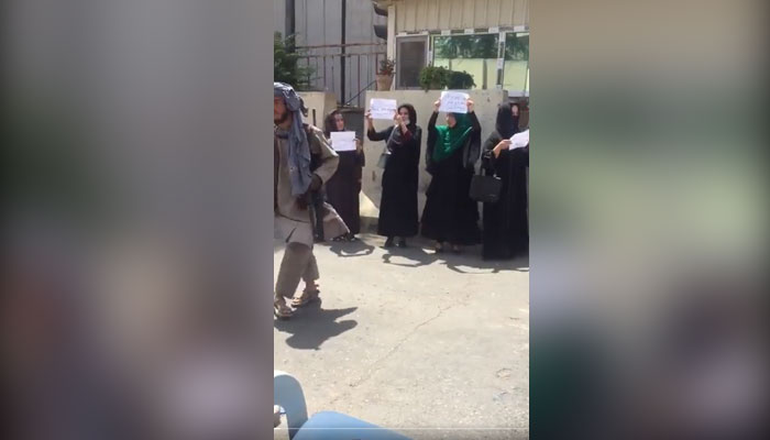 کابل کے ایک چوک پر ہونے والے احتجاج کے دوران خواتین نے پلے کارڈز بھی اٹھا رکھے تھے— فوٹو: اسکرین گریب
