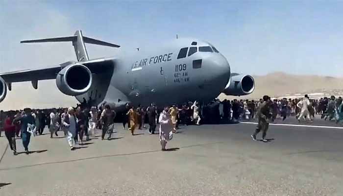 طالبان کے کابل میں داخلے کے بعد کئی شہری ائیرپورٹ پر کابل کو چھوڑنے کی غرض سے جمع ہوئے تھے: فوٹو بشکریہ طلوع نیوز