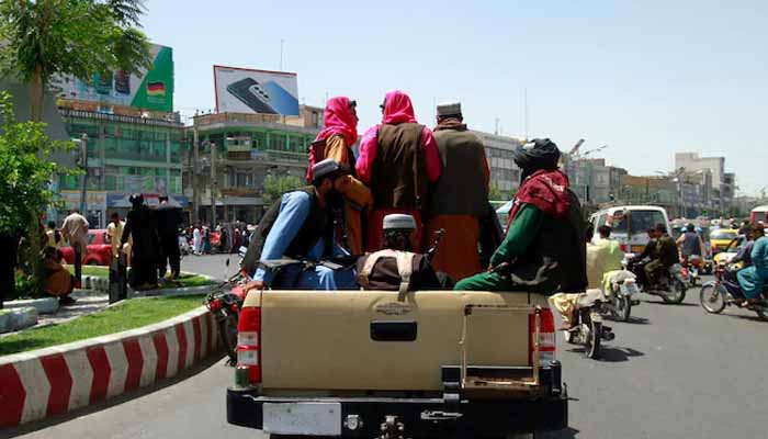 15 اگست کے روز شہر کے کچھ مقامات پر مسلح افراد نے انہیں روک کر گاڑیاں سمیت تمام سامان چھین لی: افغان شہری/ فوٹو ٹیلی گراف