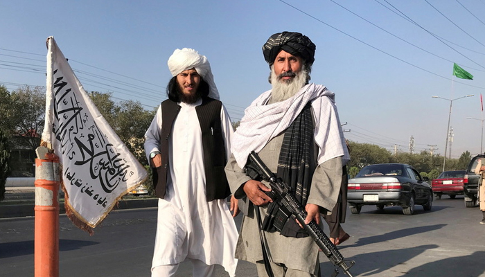 طالبان جنگجو جدید اسلحے کے ساتھ سڑک پر چوکنا کھڑا ہے۔ فوٹو: فائل