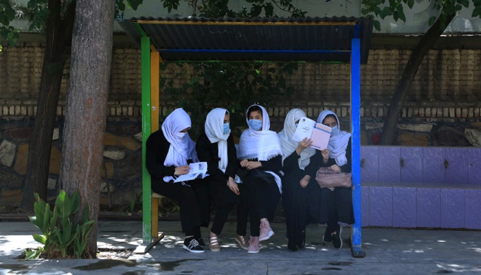 طالبان کے قبضے کے کچھ ہی دنوں بعد ہرات میں بچیوں کی تعلیمی سرگرمیوں کا آغاز ہوگیا____فوٹو: اے ایف پی
