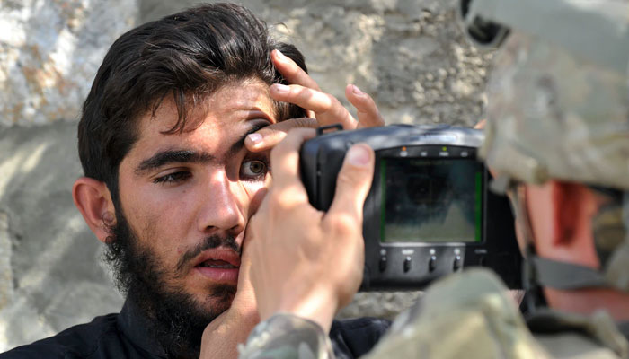 امریکی حکام کو خدشہ ہے کہ بائیو میٹرک ڈیوائسز سے طالبان امریکا کے ساتھ کام کرنے والے افغانوں کی نشاندہی کر کے انہیں انتقام کا نشانہ بنا سکتے ہیں— فوٹو: فائل