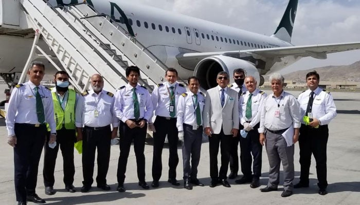 پی آئی اے کے چیف ایگزیکٹو آفیسر (سی ای او) ارشد ملک عملے کی حوصلہ افزائی کیلئے خود پہلی پرواز کے ساتھ اسلام آباد سے کابل پہنچے — فوٹو:جیو نیوز