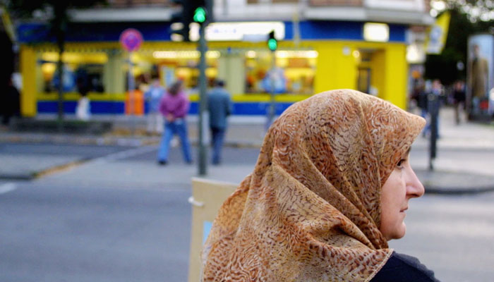 مقامی پولیس کے مطابق ایک مسلمان خاتون جس نے اسکارف پہنا ہوا تھا اسے ایک شخص نے اسٹیشن کے قریب بے رحمی سے مارا۔ —فوٹو:فائل